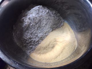 1、深夜食堂之煎饼果子,面粉和玉米面，分别放入大盆中；
