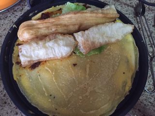 12、深夜食堂之煎饼果子,上面放上生菜和油条；