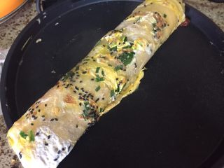 13、深夜食堂之煎饼果子,然后，慢慢卷起来，最后再煎下，定型；