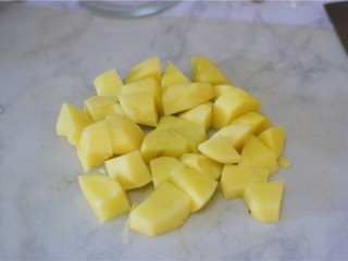 1、红烧土豆排骨,土豆去皮切块