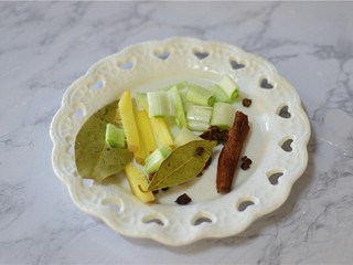 2、红烧土豆排骨,切葱花,姜丝,准备香叶,花椒,桂皮,八角