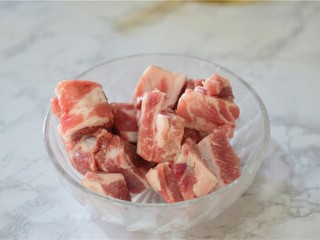 3、红烧土豆排骨,准备排骨