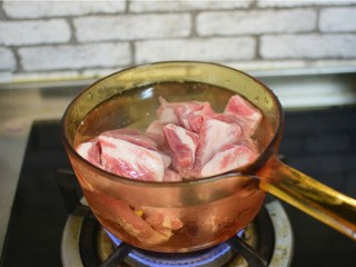 4、红烧土豆排骨,排骨放入冷水中煮开,撇去浮沫