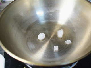 5、红烧土豆排骨,锅中加入油,加入冰糖。