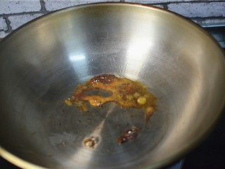 6、红烧土豆排骨,冰糖变成咖啡色