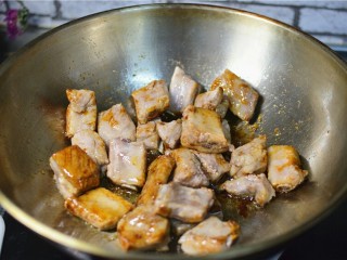 7、红烧土豆排骨,加入排骨,炒匀