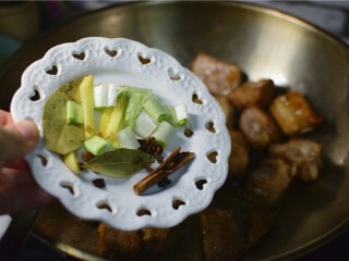 8、红烧土豆排骨,加入葱姜,香叶,花椒,八角,桂皮