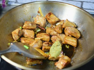 11、红烧土豆排骨,炒均匀