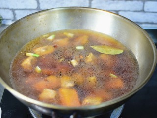 12、红烧土豆排骨,加适量的热水