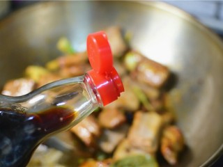 10、红烧土豆排骨,加生抽和老抽
