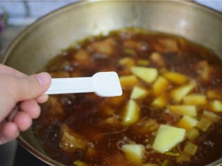 13、红烧土豆排骨,加盐和土豆