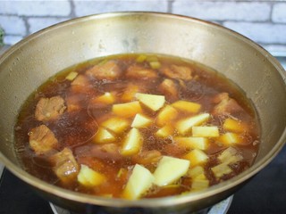 14、红烧土豆排骨,大火烧开,转小火煮20分钟。