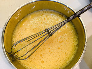 2、秘制蛋炒饭,加入适量盐搅拌均匀