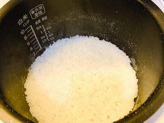 3、秘制蛋炒饭,锅里煮好米饭，拿出来等待冷却