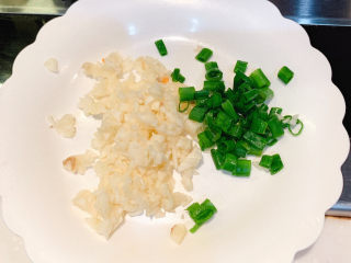 4、秘制蛋炒饭,把蒜切成蒜末，葱切成葱末