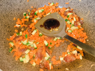 10、秘制蛋炒饭,加入1勺蚝油翻炒均匀