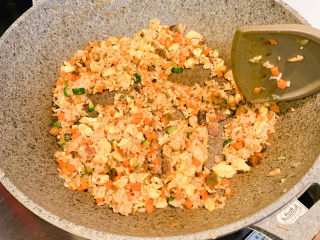 14、秘制蛋炒饭,翻炒均匀，装出碗里，撒上葱花即可食用