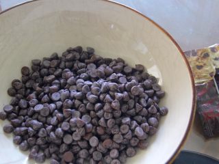 1、简单费列罗巧克力球,把巧克力放到一个碗里