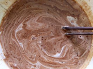 3、简单费列罗巧克力球,加入椰子奶油,让后把它搅均匀(可以先加一点,让后搅拌,让后再加一点,这样会更简单)