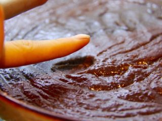 8、简单费列罗巧克力球,巧克力变硬后(可以摸也不会怎样),可以把它拿出来接着弄了