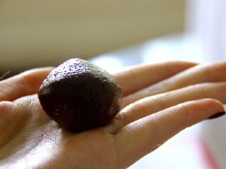 11、简单费列罗巧克力球,用你的手挖出来一点巧克力让后把它弄成一个球