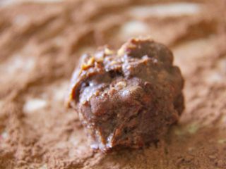 17、简单费列罗巧克力球,挖一点巧克力放上去