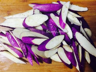 2、娃娃家常菜—简单易做的鱼香茄子,斜切成片或条，不要太薄。