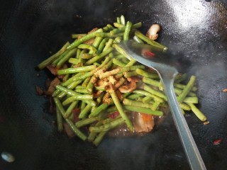 12、干煸豆角,豆角变软，放孜然粉。