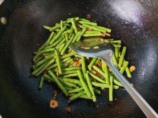 13、干煸豆角,放鸡精，可以出锅啦！