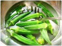1、白灼秋葵,捞出后浸入冰水中。可以保持爽脆的口感。