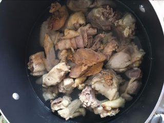 2、【洋参枣杞鸡汤】补气养神的高考餐,锅里放水，加热，焯一下鸡块