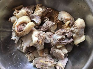 3、【洋参枣杞鸡汤】补气养神的高考餐,焯水后过滤水分，备用