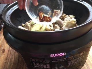 7、【洋参枣杞鸡汤】补气养神的高考餐,倒一点山楂干