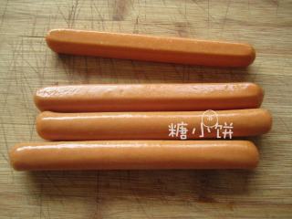 1、串肠意面,将每根火腿肠切成等长的4小段备用。