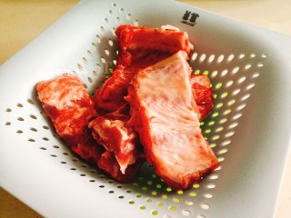 1、让人难抵诱惑的叉烧排骨,猪肋排冲洗干净 泡在清水中去去血水