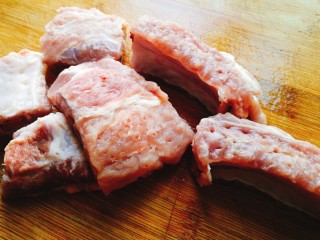 2、让人难抵诱惑的叉烧排骨,沥干水分 在猪肉上扎些空空 