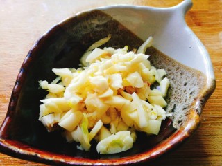 3、让人难抵诱惑的叉烧排骨,大蒜切碎待用