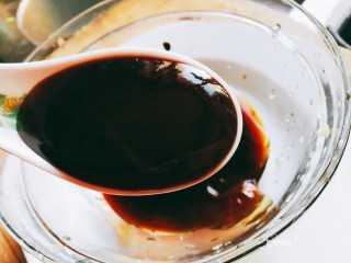 6、让人难抵诱惑的叉烧排骨,加入叉烧酱 添少许清水搅拌均匀