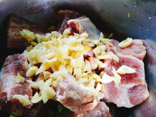 7、让人难抵诱惑的叉烧排骨,猪肋排中放入大蒜末