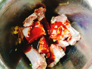 8、让人难抵诱惑的叉烧排骨,倒入料汁抓匀