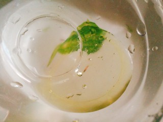 11、让人难抵诱惑的叉烧排骨,小碗中倒入蜂蜜