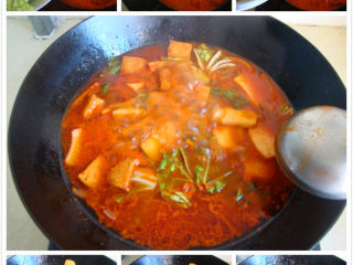 4、辣炒年糕,放入年糕，一直煮到汤汁收开浓稠为止，最后加上葱段翻炒均匀