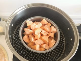 2、香炸红薯丸子,把红薯切成小块蒸熟或者烤箱里面或者微波炉里面烤熟，选择烤箱和微波炉的话最好不要切成块，因为烤箱和微波炉烤的红薯表面都会有点糊，需要剥掉外壳，如果切成块，那么你每一块还要把表层去掉很麻烦。选择蒸锅的话要把红薯盖上盖再蒸，不然蒸的时候水分进入红薯，红薯又会变得很希，不容易成团。