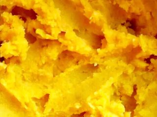 3、香炸红薯丸子,蒸好的红薯，用大勺子或者料理机搅拌成红薯泥，如果太稀可以盖上锡纸放进微波炉或者烤箱再烤一烤。如果你选的红薯很甜，可以不加白砂糖，如果不甜可以加适量白砂糖，别加太多，因为白砂糖会使红薯变稀。