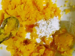 4、香炸红薯丸子,红薯就算再干，也还是有一定水分，就这样肯定不能握成球，会粘手，所以要加入适量的面粉，加面粉的时候不要一次性加进去，应该一点一点加入，感觉可以握成球的程度就行了，加多了面粉，吃起来口感不好，红薯味道不浓郁。