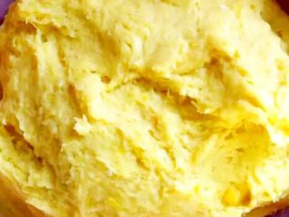 5、香炸红薯丸子,最后差不多能揉成团就可以了。