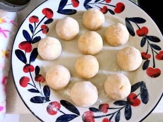 6、香炸红薯丸子,揉成团还是有一点点粘手的话，就把手上沾点面粉再揉，就可以揉成这样圆圆的小红薯球了。