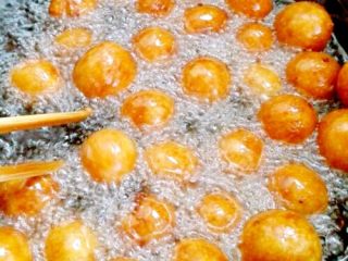 9、香炸红薯丸子,这是第二锅，一次炸了很多，炸到这种颜色的时候，可以先拿出来一个夹开看看里面熟了没有，熟了，就可以赶紧捞出来啦。