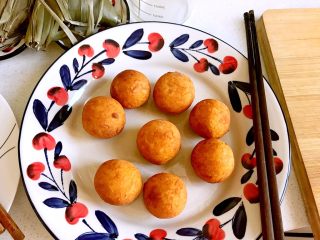 10、香炸红薯丸子,炸到表面均匀的金黄色或者比金黄色再重一点的颜色都行，只要别糊了就可以。