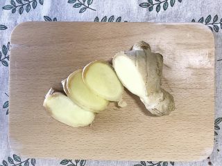 2、家庭版凉拌口水鸡,生姜切片处理